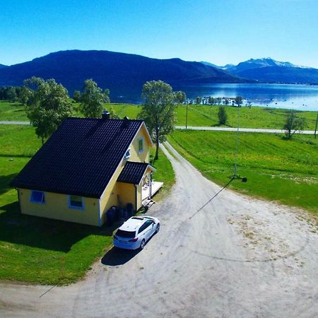 1 Room In The Yellow House, Close To Airport & Lofoten Evenskjer Extérieur photo