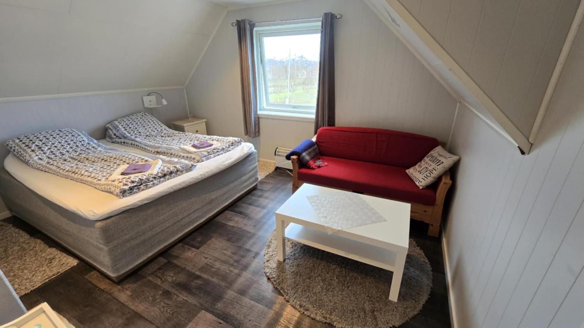 1 Room In The Yellow House, Close To Airport & Lofoten Evenskjer Extérieur photo